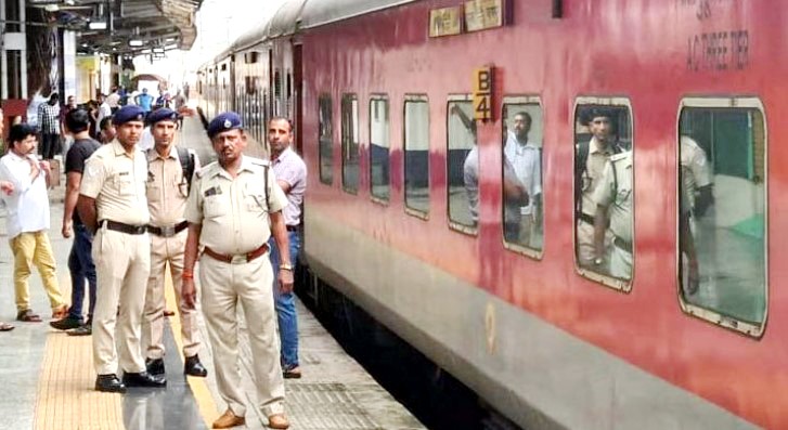 ভারতে চলন্ত ট্রেনে এলোপাথাড়ি গুলি, নিহত ৪